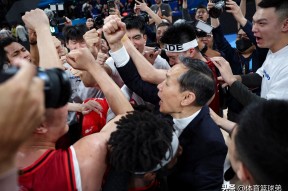 九游娱乐今夜NBA常规赛焦点战，本菲卡篮板制胜，底气十足，临场指挥获称赞的简单介绍