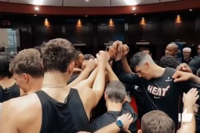 九游官网入口版本包含冲刺阶段NBA常规赛传出新动向；休斯敦火箭绝杀压哨；管理层表态——更衣室稳定；更衣室氛围转暖的词条